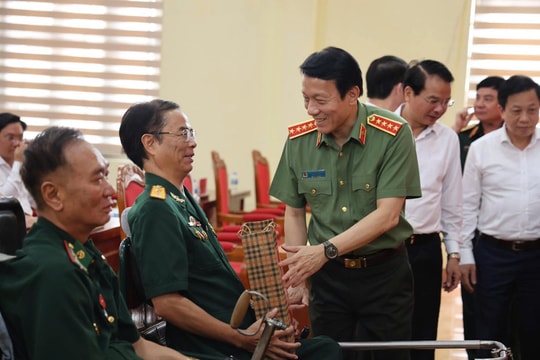 Bộ trưởng Bộ Công an Lương Tam Quang thăm, tặng quà tại Trung tâm điều dưỡng người có công tỉnh Phú Thọ