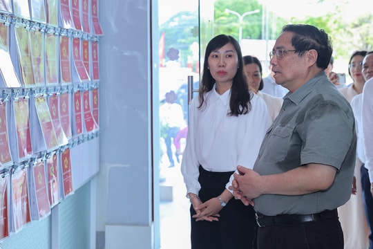 Thủ tướng Phạm Minh Chính: Tuyệt đối tránh tình trạng cán bộ 'hách dịch', người dân phải 'nhờ vả'