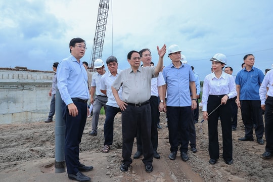 Thủ tướng Phạm Minh Chính kiểm tra 2 dự án cao tốc trọng điểm tại đồng bằng sông Cửu Long