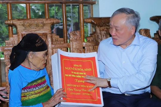 Phó Thủ tướng Thường trực Chính phủ Nguyễn Hòa Bình thăm, tặng quà gia đình chính sách, người có công với cách mạng trên địa bàn tỉnh Thanh Hóa