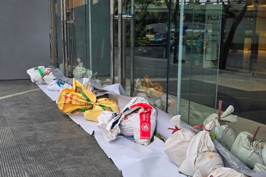 Hà Nội: Tòa nhà, trung tâm thương mại 'cố thủ' bằng bao cát, gia cố kính ứng phó bão Wipha