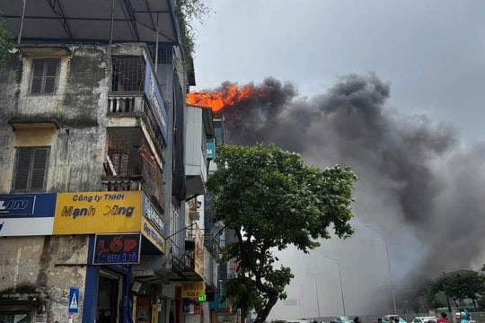 Hà Nội: Cháy nhà trên đường Giải Phóng, cột khói bốc cao hàng chục mét