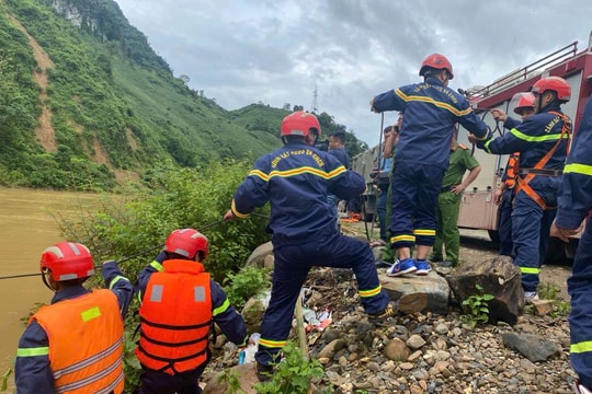 Cầu treo đứt cáp, ô tô và xe máy rơi xuống sông ở Điện Biên