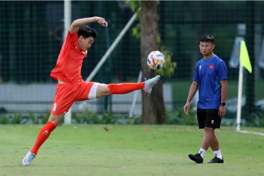 Đình Bắc trở lại tập luyện, sẵn sàng ra sân đối đầu với U23 Campuchia vào tối nay