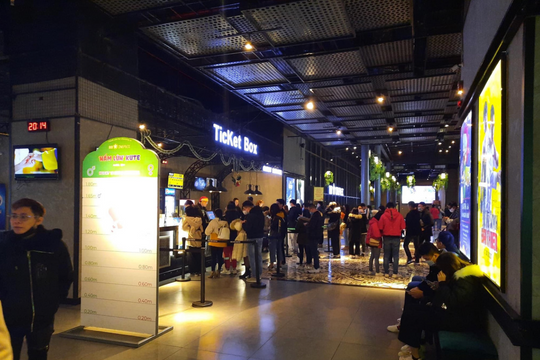 Nhiều rạp phim tạm đóng, ca sĩ hủy show vì ảnh hưởng của bão Wipha