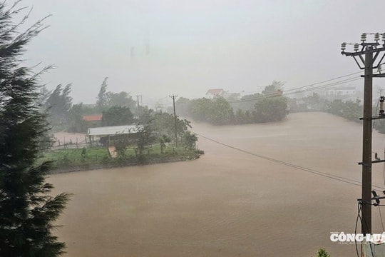 Nghệ An, Hà Tĩnh khẩn trương ứng phó lũ lớn trên sông Cả