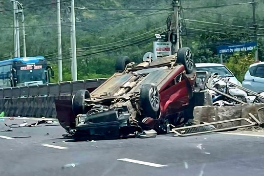 Ô tô nổ lốp, lật úp sau khi tông vào xe đầu kéo