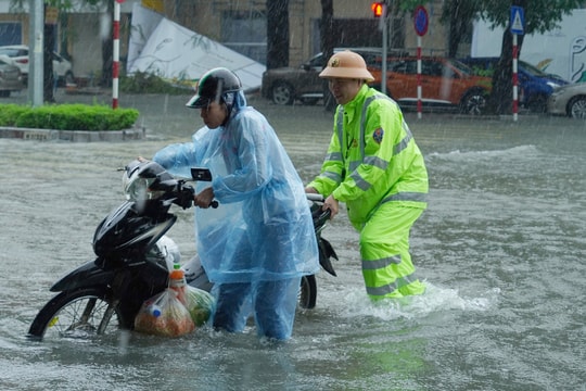 Thanh Hóa: Lực lượng Cảnh sát giao thông bám đường trong mưa bão để bảo đảm an toàn cho người dân