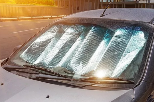 Dùng tấm chắn nắng có thật sự giúp xe mát hơn vào mùa hè?