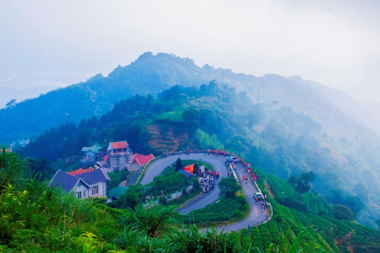 Hai cô gái bị chặn đường, xâm hại và tống tiền khi xuống đèo Tam Đảo