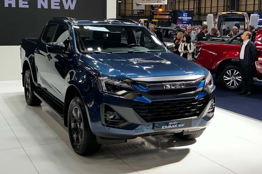 Bán tải điện Isuzu D-Max EV mở bán với mức giá giật mình