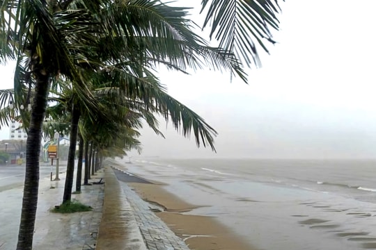 Thanh Hóa: Biển động mạnh, sóng cao từ 40-60 cm