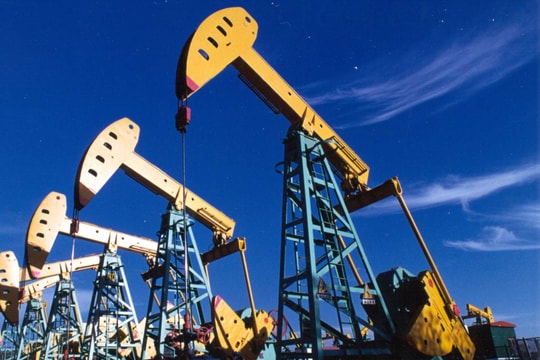 Giá xăng dầu hôm nay 23/7/2025: Giá dầu giảm trước thời hạn áp thuế của Mỹ