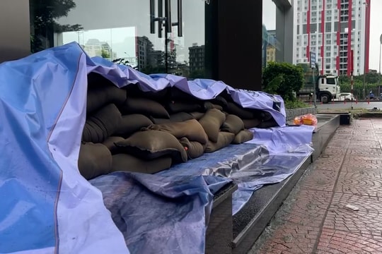 Không chủ quan, người dân Hà Nội vẫn chủ động gia cố nhà cửa phòng chống bão Wipha