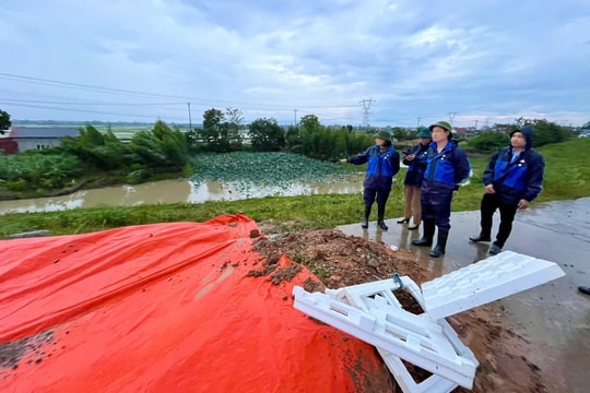 Hà Nội: Đê hữu Cầu sạt trượt do bão, địa phương khẩn cấp phân luồng giao thông