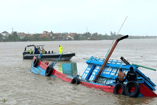 Cứu 9 ngư dân gặp nạn do lốc trên sông Chanh