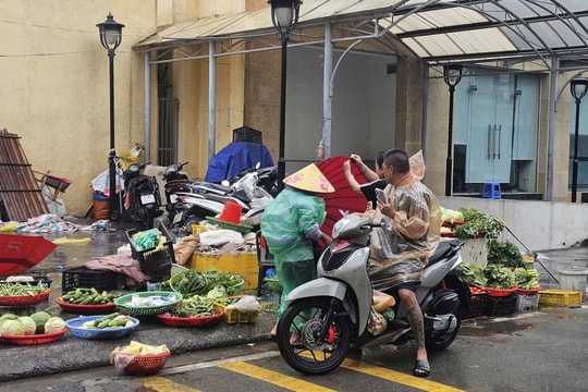 Thị trường tại Hà Nội trong ngày bão: Không xảy ra tình trạng tích trữ, hàng hóa dồi dào, giá cả bình ổn