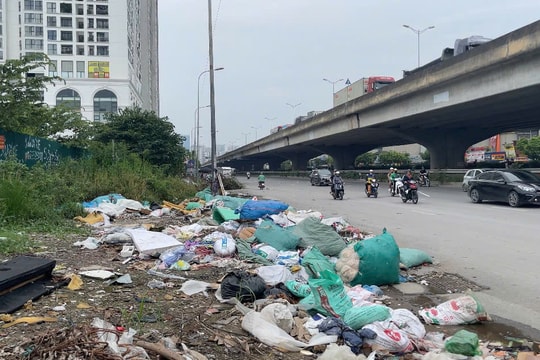 Hà Nội: Rác thải tràn xuống đường gây ô nhiễm tại Nguyễn Xiển