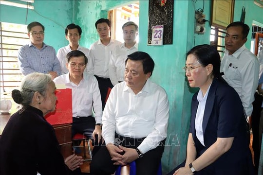 Ủy viên Bộ Chính trị Nguyễn Xuân Thắng thăm, tặng quà gia đình chính sách tiêu biểu