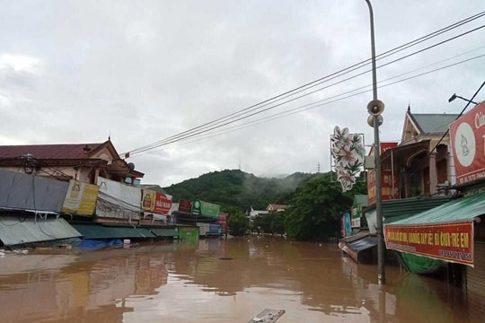 Lũ lịch sử đổ về hồ Bản Vẽ, nhiều sự cố đê điều sau bão số 3