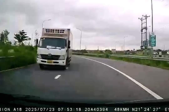 Tài xế dính phạt gần 20 triệu đồng vì lái xe ngược chiều ở khu công nghiệp Yên Bình