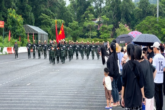 Người dân đội mưa đến Làng Văn hóa cổ vũ chiến sĩ luyện tập diễu binh Đại lễ A80