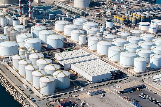 Giá xăng dầu hôm nay 24/7/2025: Giá dầu giảm nhẹ giữa tâm bão đàm phán thương mại