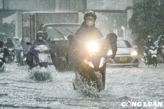 Mưa lớn dồn dập ở Trung Bộ, kéo dài đến đầu tháng 11