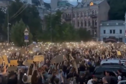 Người dân Ukraine biểu tình phản đối Tổng thống Zelenskyy, anh em nhà Klitschko cũng tham gia