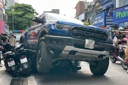 Xe bán tải tông loạt xe máy trên phố Khâm Thiên, 2 người bị thương