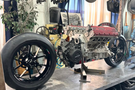 Một chiếc mô tô được độ động cơ Ferrari V8 khiến ai cũng ngỡ ngàng