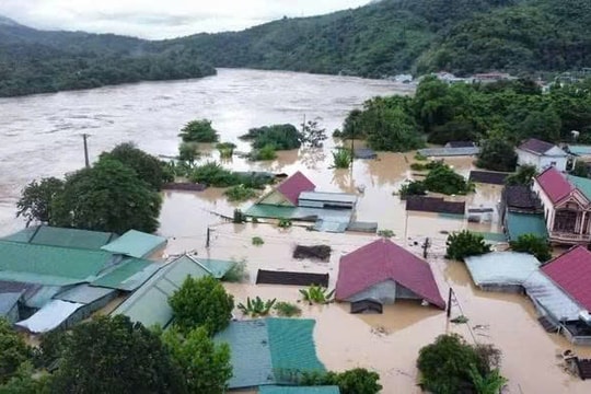 Nhiều khu vực miền Tây Nghệ An chìm trong biển nước