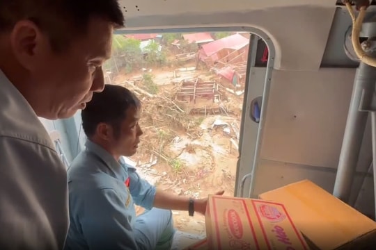Cận cảnh trực thăng Quân đội mang hàng cứu trợ vùng lũ tại Nghệ An