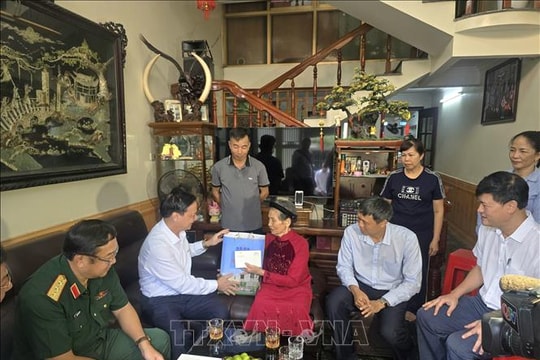 Phó Chủ tịch Quốc hội Nguyễn Khắc Định thăm, tặng quà gia đình chính sách tại Quảng Ninh