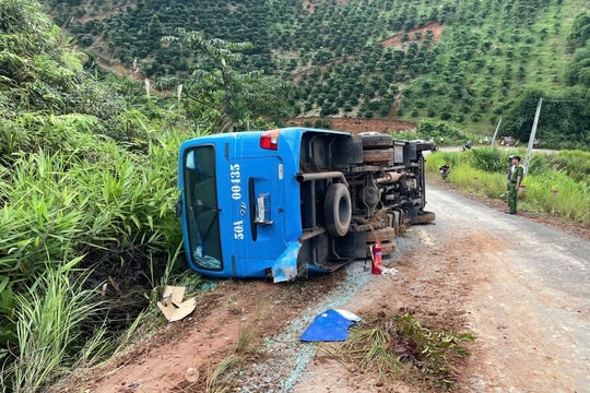 Xe khách chở sinh viên đi từ thiện bị lật ở Lâm Đồng, 5 người bị thương