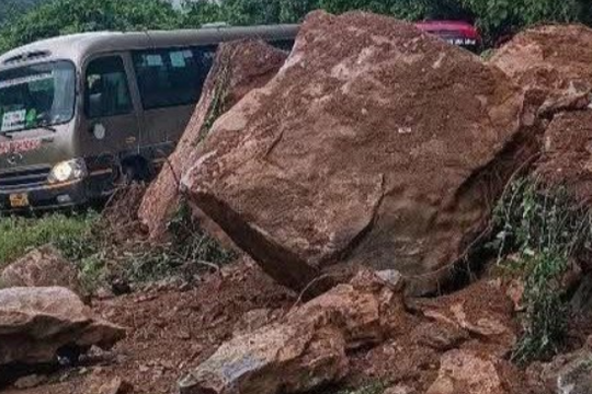 Sạt lở đất đá gây tê liệt tuyến đường tại Phú Thọ