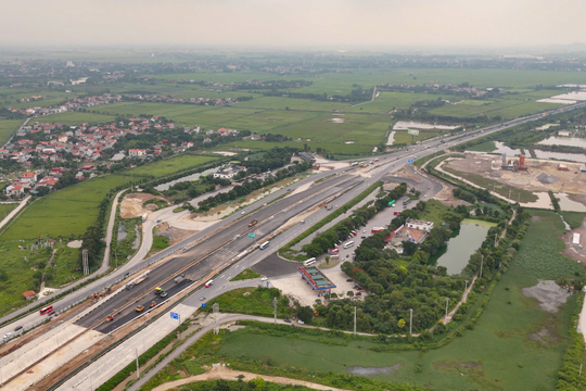 Xe đi qua nút giao Phú Thứ trên cao tốc Cầu Giẽ - Ninh Bình thế nào?