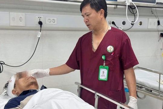 Người đàn ông 58 tuổi nguy kịch sau vụ ô tô mất lái lao lên vỉa hè phố Khâm Thiên