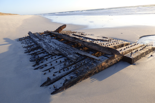 Chiến hạm lịch sử của Anh nổi lên sau hơn hai thế kỷ bị chôn vùi dưới lớp cát