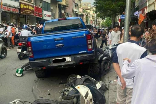 Tường trình của tài xế xe bán tải tông 9 xe máy ở Hà Nội