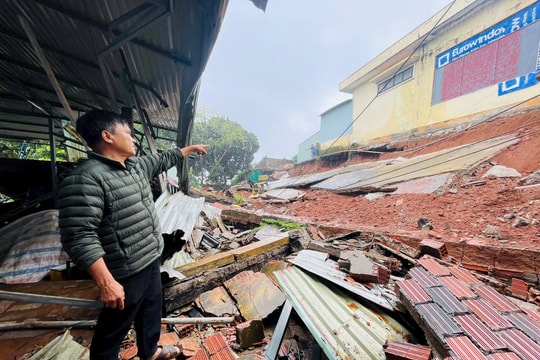 Gia Lai: Bức tường Bến xe Đức Long đổ sập vào nhà dân lúc rạng sáng