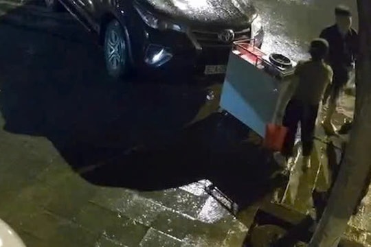Xác minh clip người đàn ông lái ô tô đòi tông người bán hàng rong