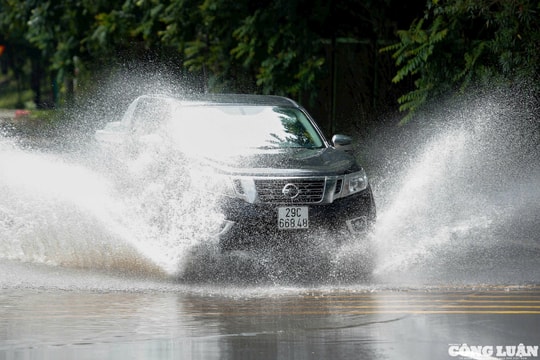 Ngập cục bộ trên Đại lộ Thăng Long, người dân di chuyển khó khăn