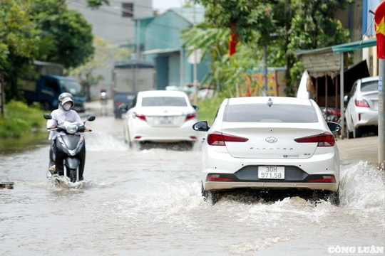 Tuyến đường 'hễ mưa là ngập', người dân bì bõm, khốn đốn di chuyển