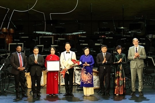 Gia đình cố nhạc sĩ Hoàng Vân nhận bằng Di sản Tư liệu Thế giới của UNESCO