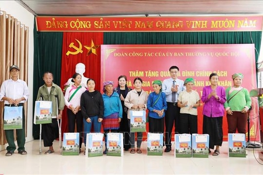 Phó Chủ tịch Quốc hội Vũ Hồng Thanh thăm, tặng quà gia đình chính sách tại Lai Châu