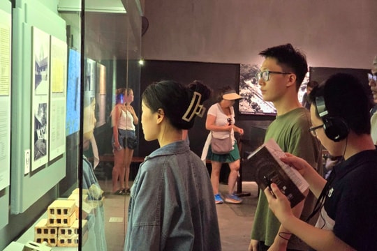 Tháng 7 tri ân tới thăm nhà tù Hỏa Lò: Xúc động trước ý chí quật cường của cha ông