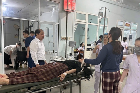 Bộ Y tế yêu cầu tập trung cứu chữa các nạn nhân trong vụ lật xe khách ở Hà Tĩnh