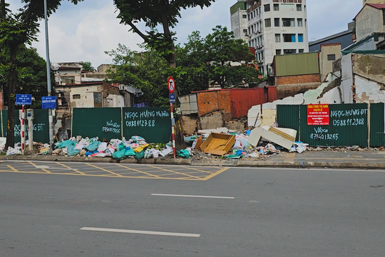 Hà Nội: Đường Nguyễn Chí Thanh ngập ngụa trong rác thải bị đổ trộm