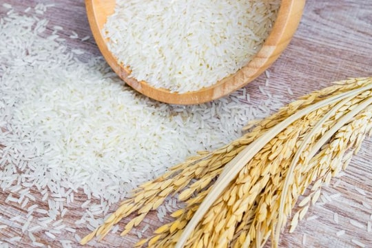 Giá lúa gạo hôm nay 25/7: Gạo nguyên liệu tăng nhẹ, gạo Việt dẫn đầu thị phần tại Singapore